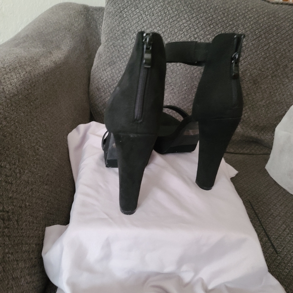 NEVER WORN Black suede heel